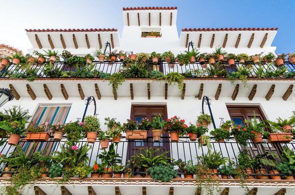Pourquoi opter pour un pot de fleur parasol ?